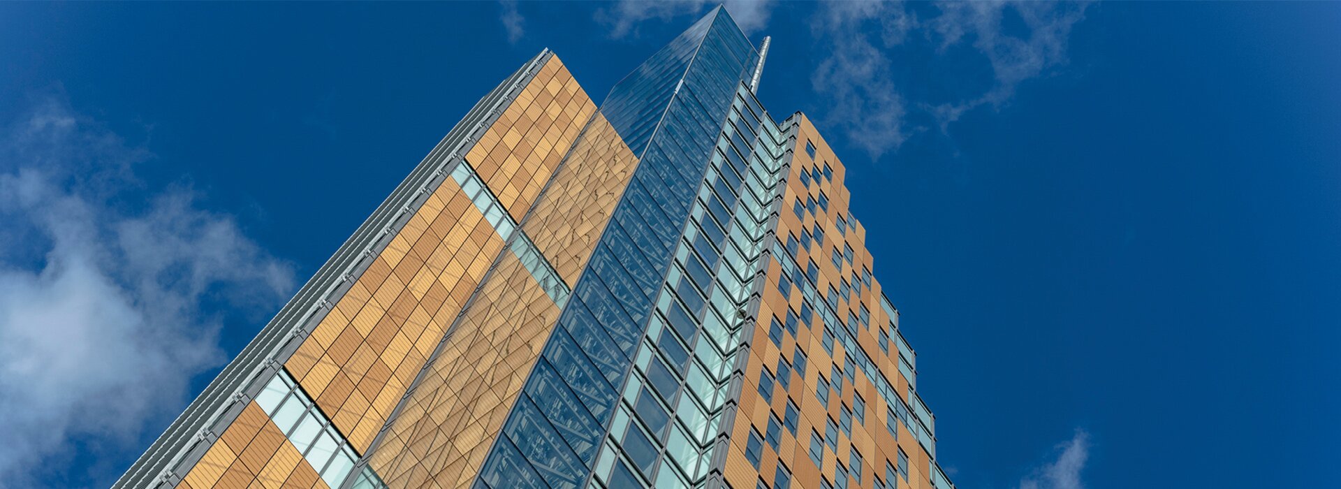 Façade avec verre et briques