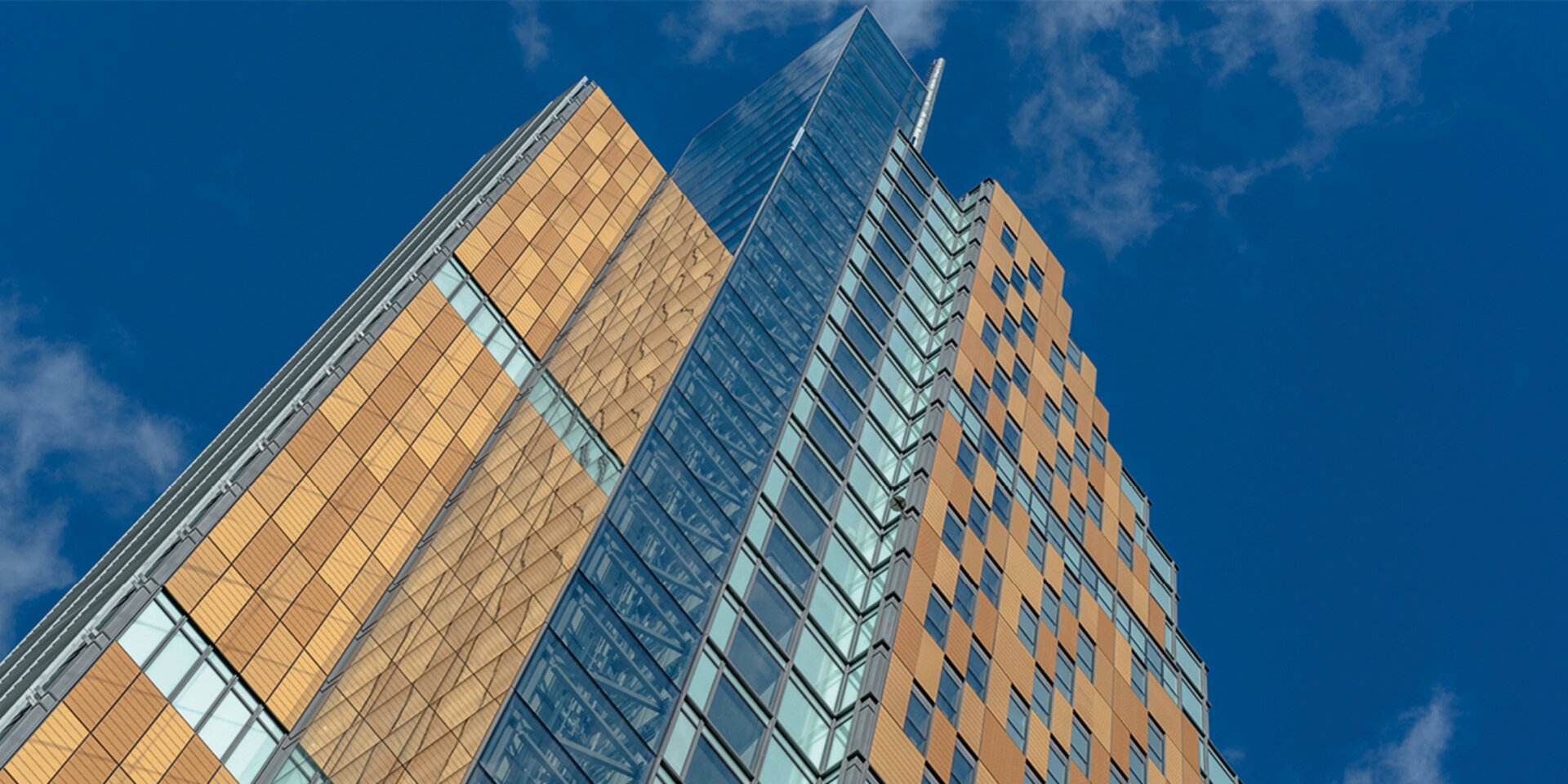 Façade avec verre et briques