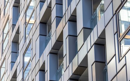 Façade de bureau moderne avec balcons en verre