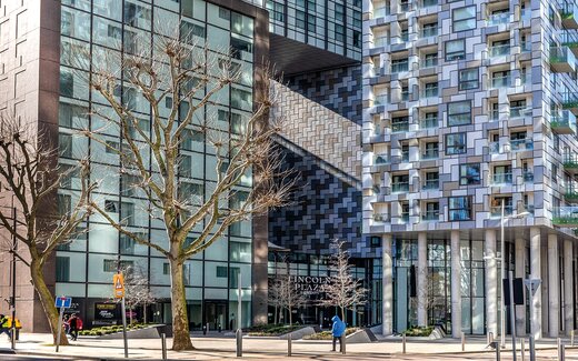 Immeuble moderne de grande hauteur avec balcons en verre