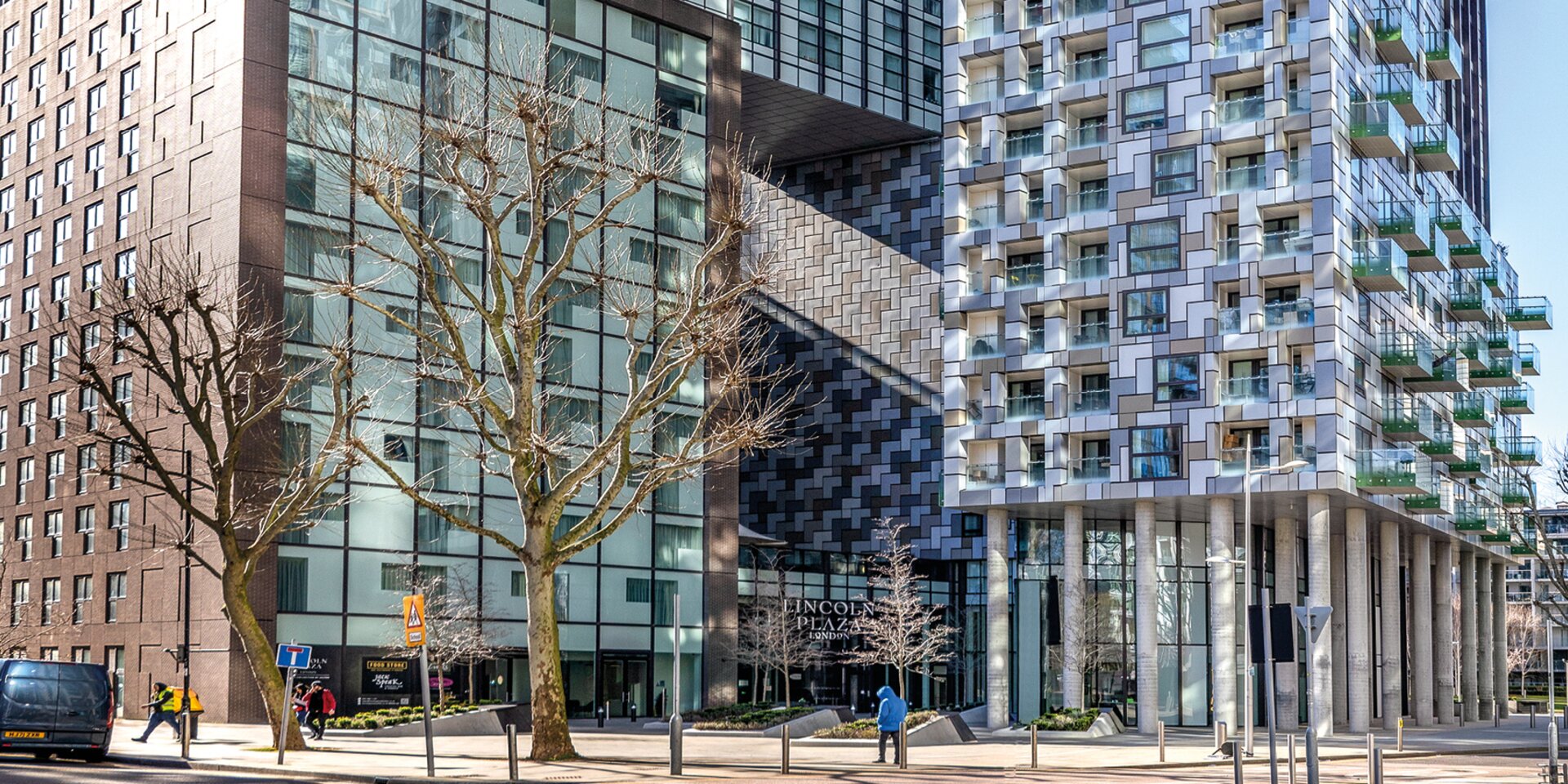 Immeuble moderne de grande hauteur avec balcons en verre
