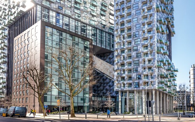 Immeuble moderne de grande hauteur avec balcons en verre