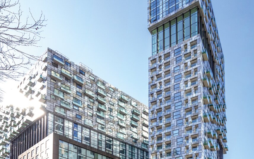 immeuble de grande hauteur avec façade à balcons et vitrage