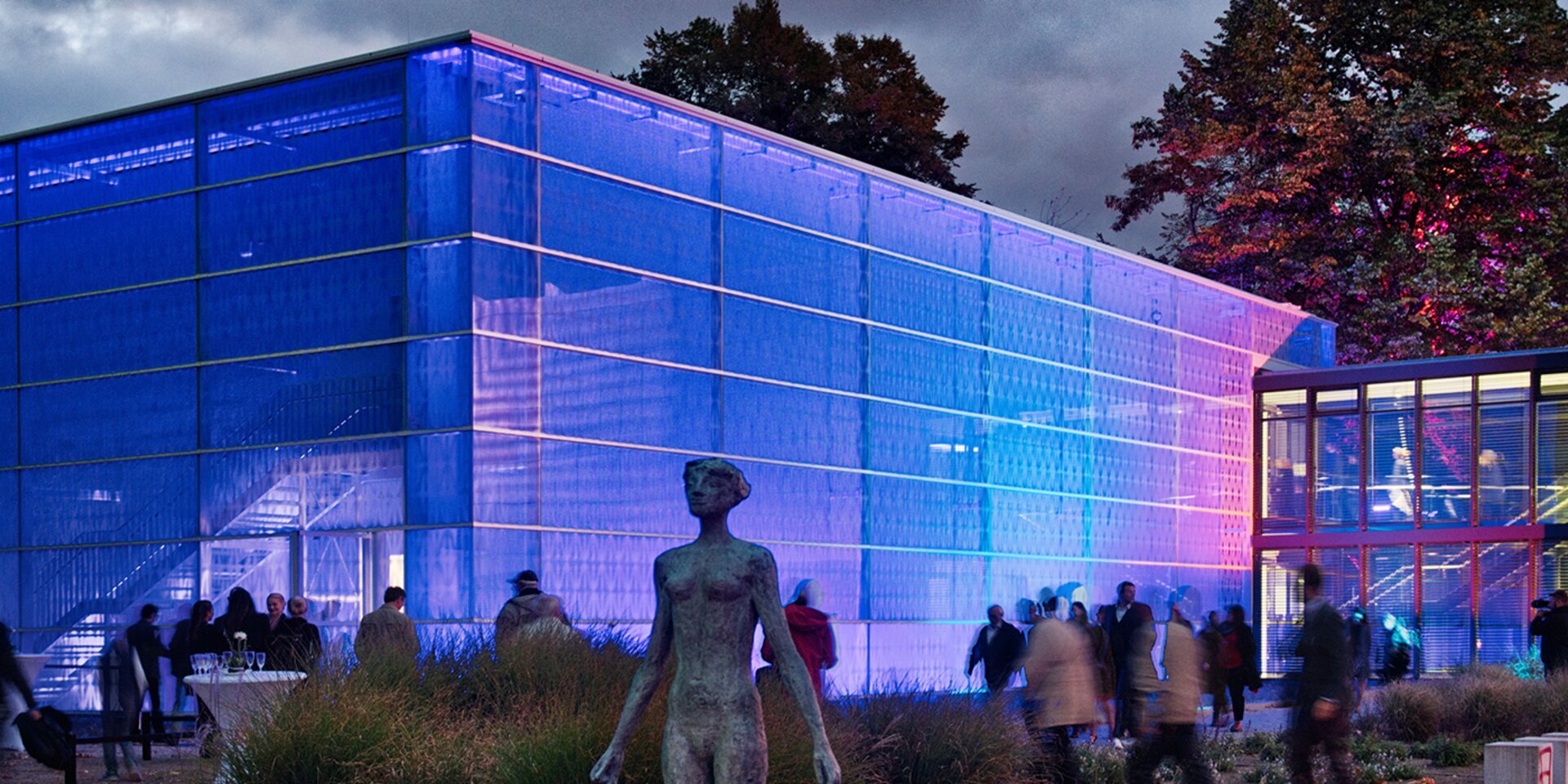 Bâtiment moderne avec éclairage bleu