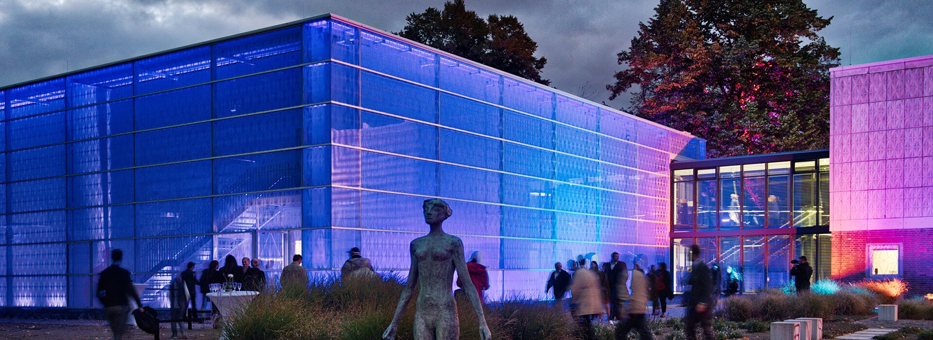 Bâtiment moderne avec éclairage bleu