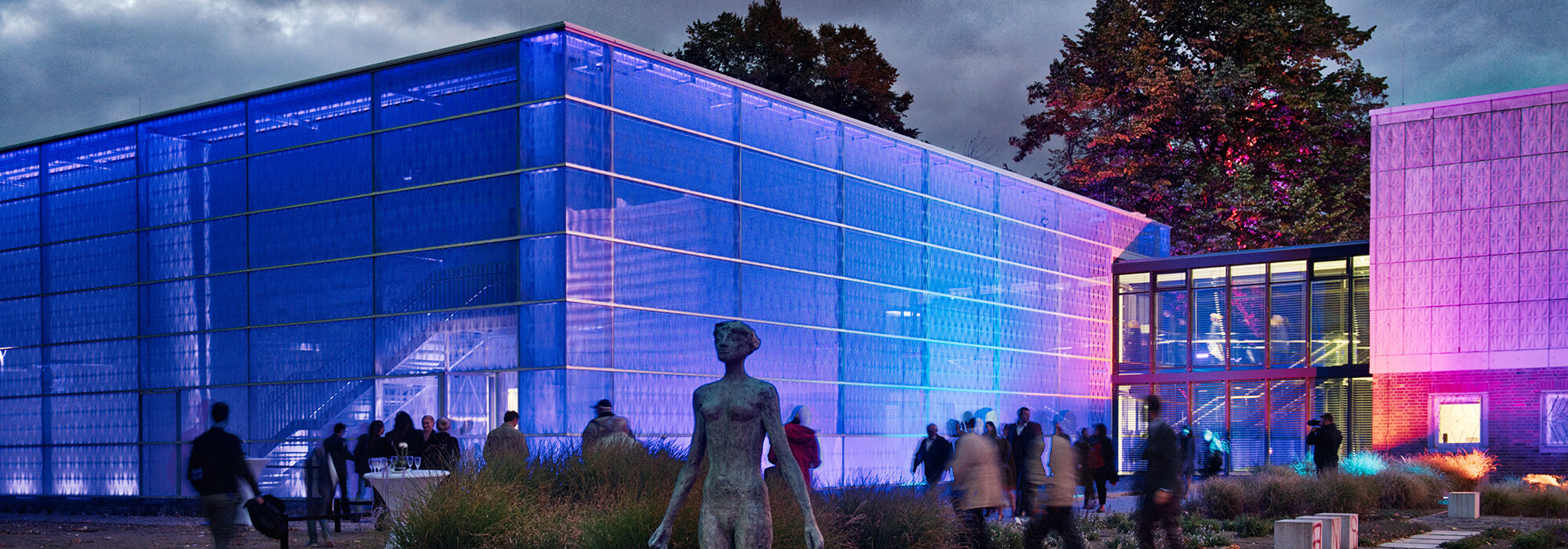 Bâtiment moderne avec éclairage bleu