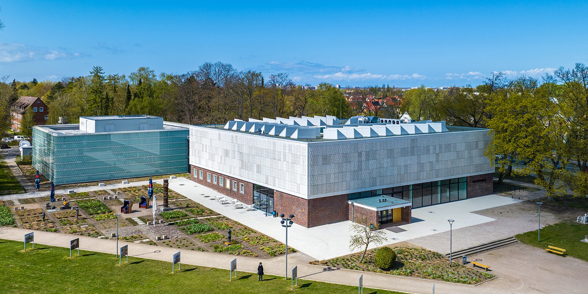 Halle d'art avec jardin et architecture moderne