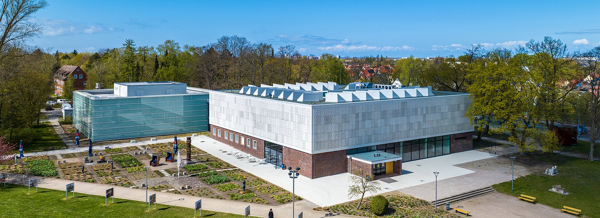 Halle d'art avec jardin et architecture moderne