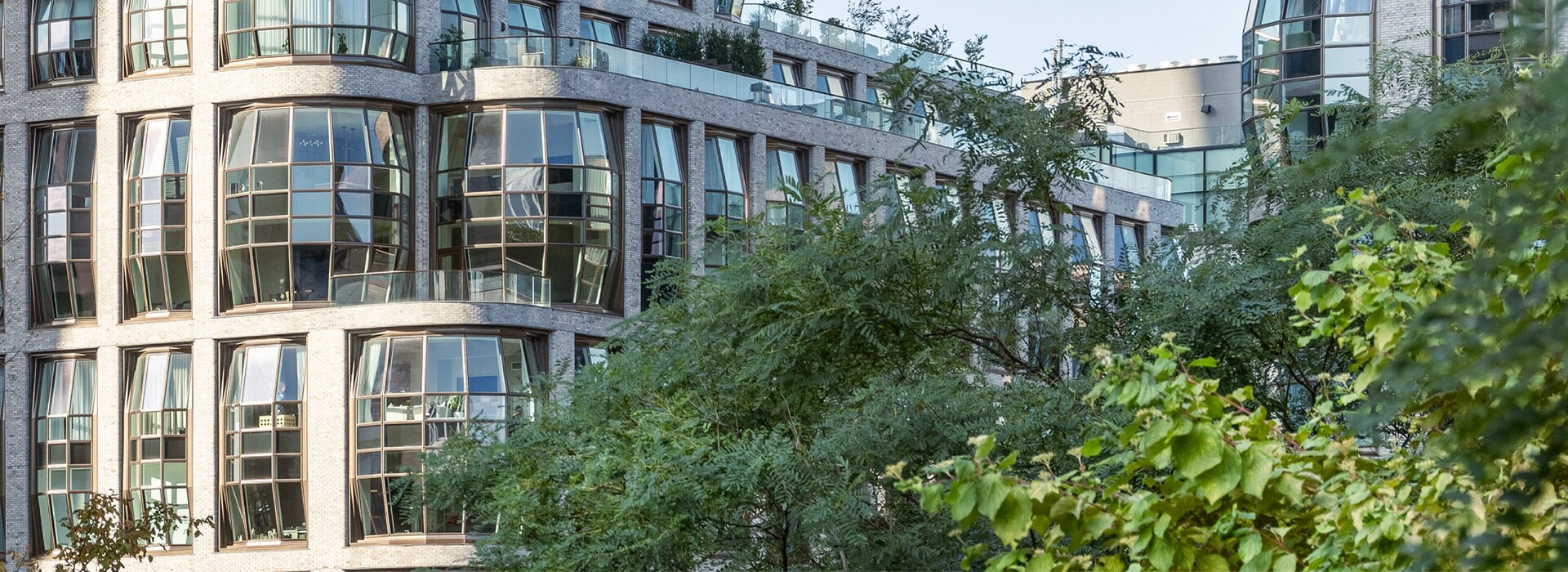 bâtiment avec façade vitrée et avant-plan vert