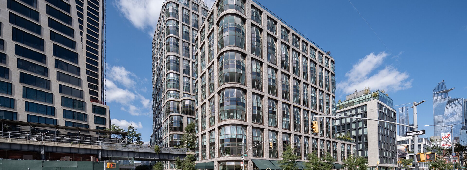 Bâtiment résidentiel et commercial moderne avec des façades vitrées