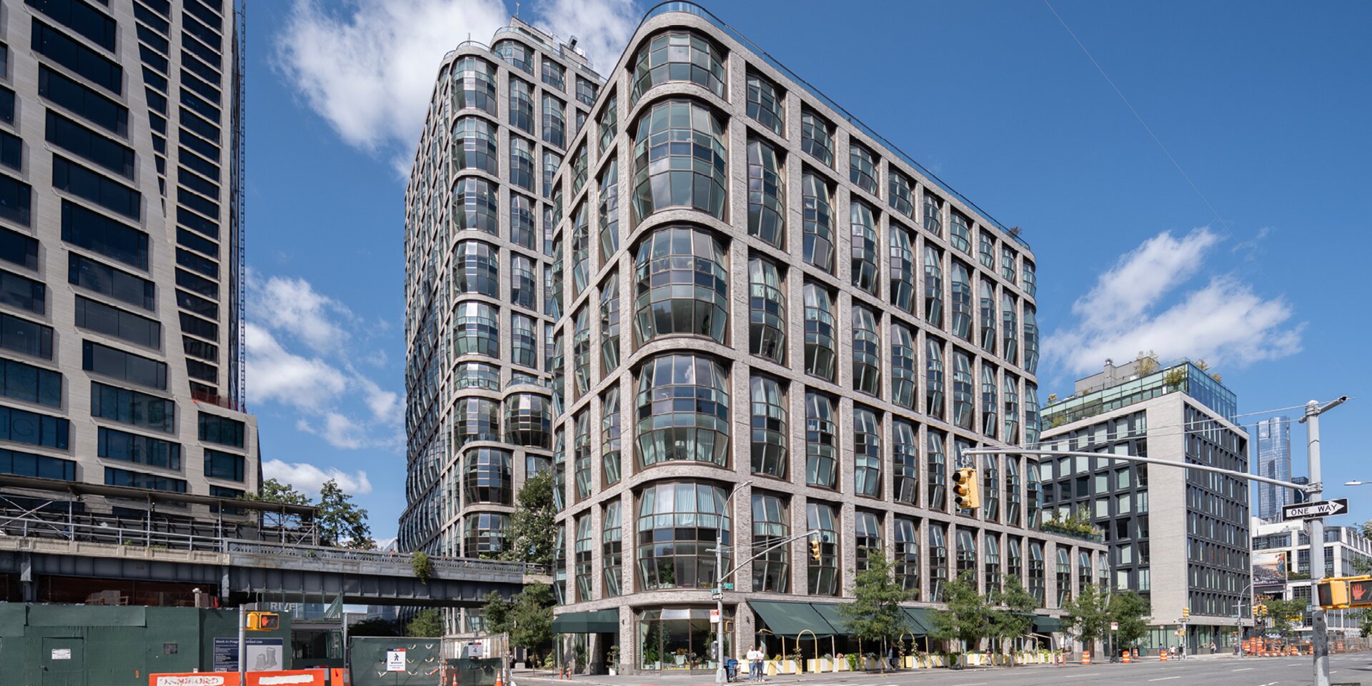 Bâtiment résidentiel et commercial moderne avec des façades vitrées