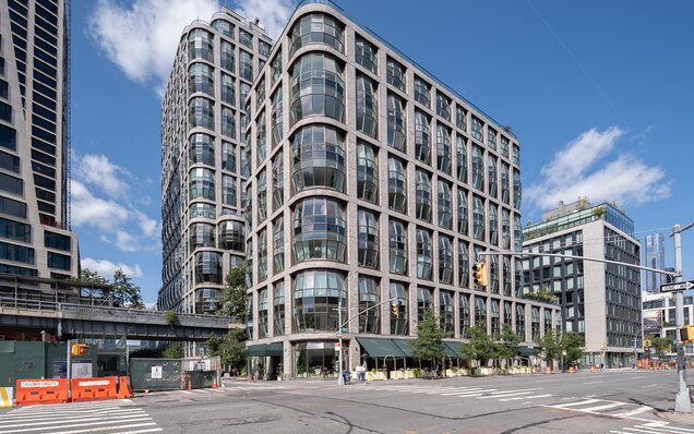 Bâtiment moderne avec fenêtres arrondies