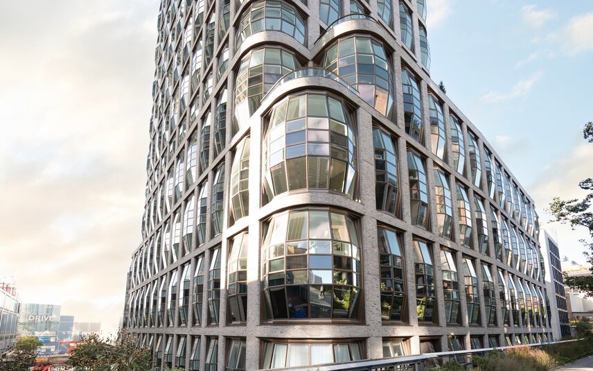 immeuble de bureaux moderne avec façade en verre