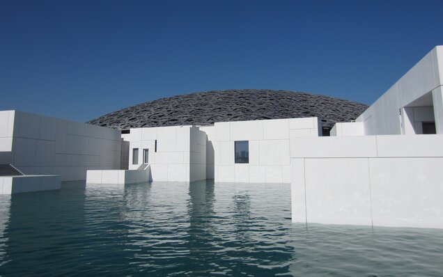 Louvre Abu Dhabi moderne avec bassin d'eau