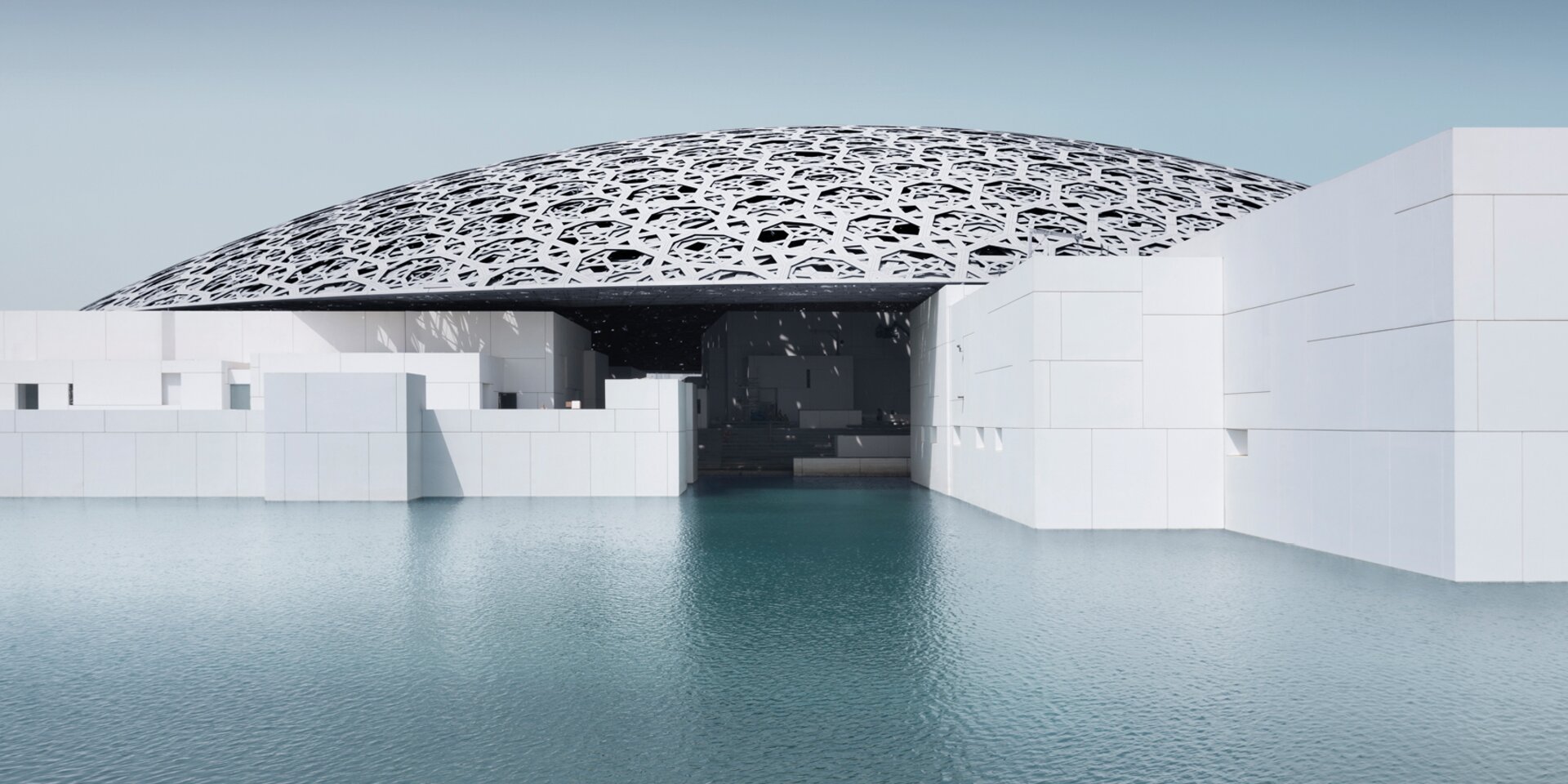 Musée du Louvre Abu Dhabi avec bassin d'eau