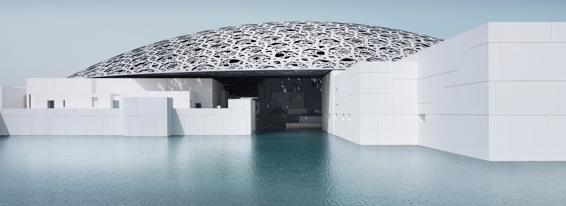Musée du Louvre Abu Dhabi avec bassin d'eau