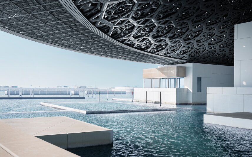 Structure moderne avec eau et toit en treillis