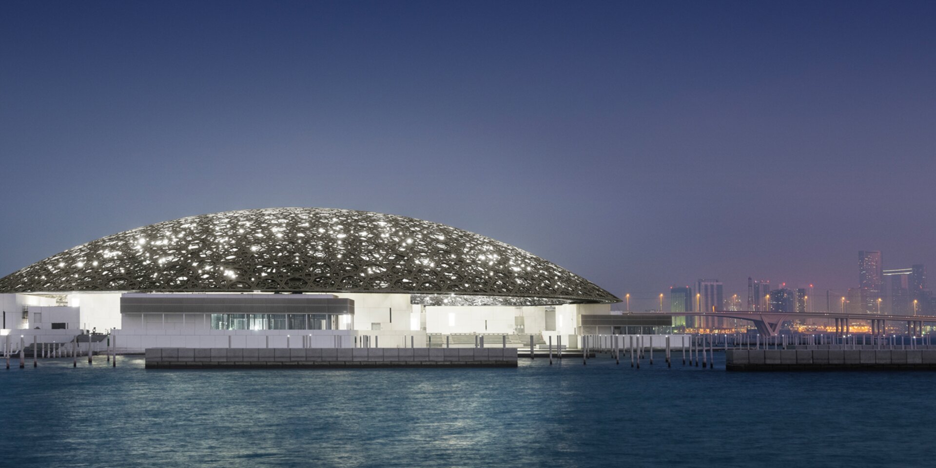 coupole illuminée du musée du Louvre Abu Dhabi