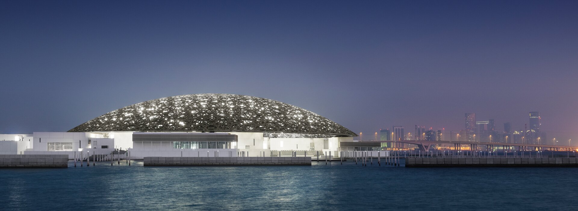coupole illuminée du musée du Louvre Abu Dhabi