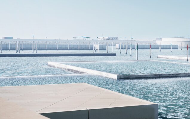 Zone moderne de bassin d'eau et bornes