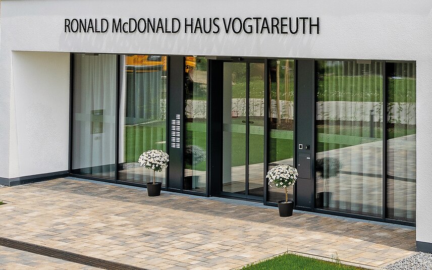 entrée avec façade vitrée et décoration florale