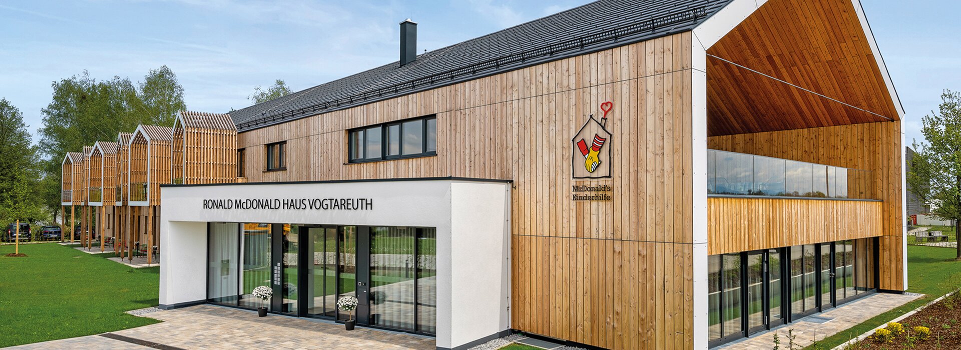 Maison Ronald McDonald avec un revêtement en bois moderne