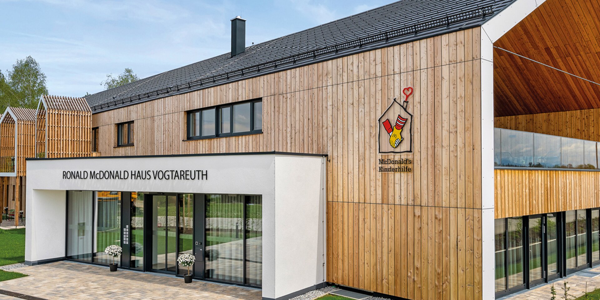 Maison Ronald McDonald avec un revêtement en bois moderne