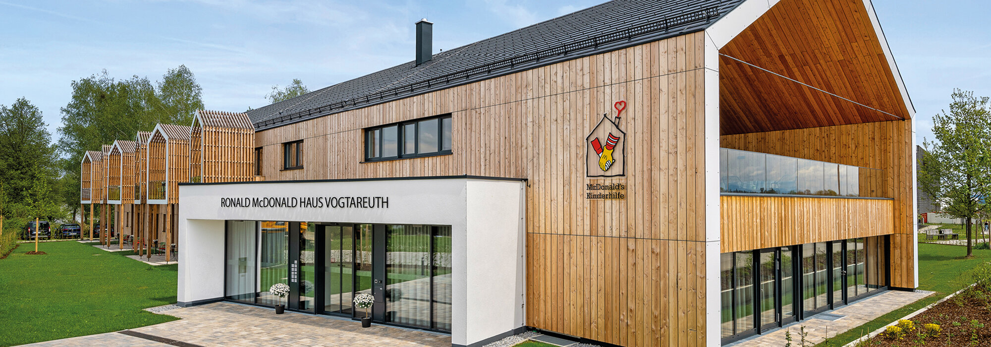 Maison Ronald McDonald avec un revêtement en bois moderne