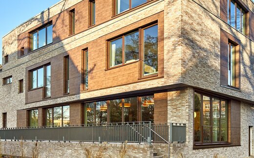 Bâtiment moderne avec de grandes fenêtres