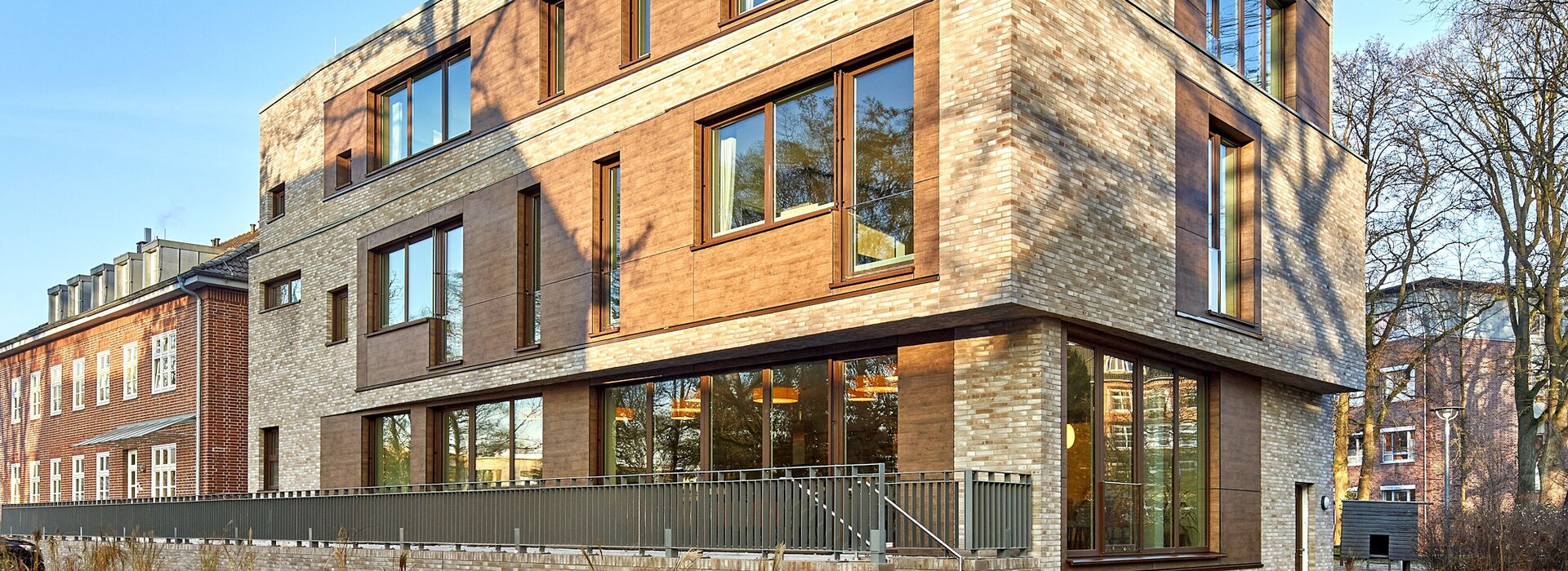 Bâtiment moderne avec de grandes fenêtres