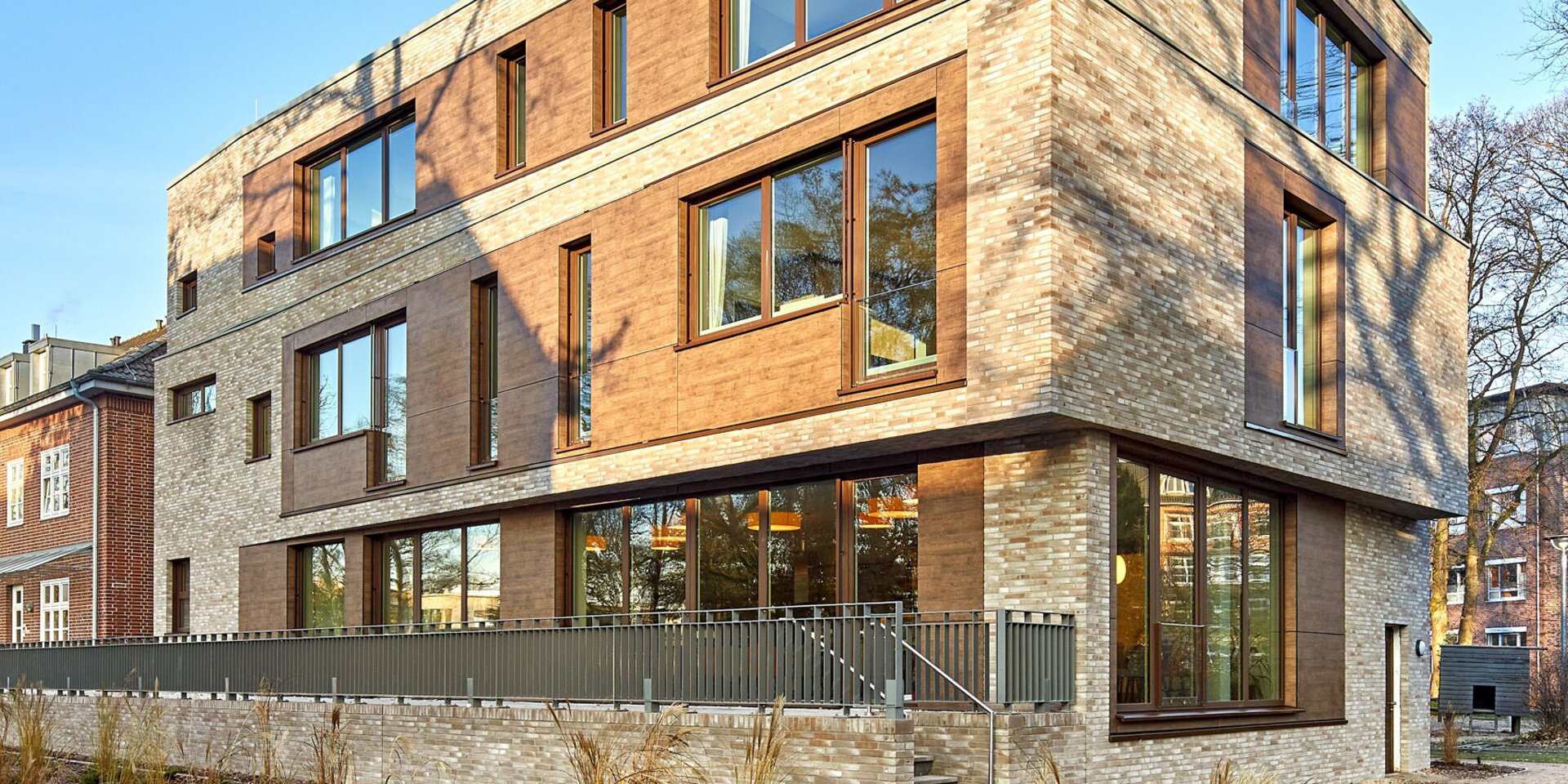 Bâtiment moderne avec de grandes fenêtres