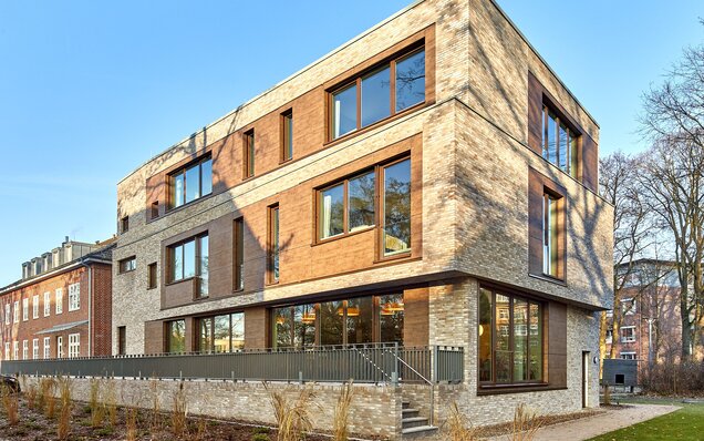 Bâtiment moderne avec de grandes fenêtres