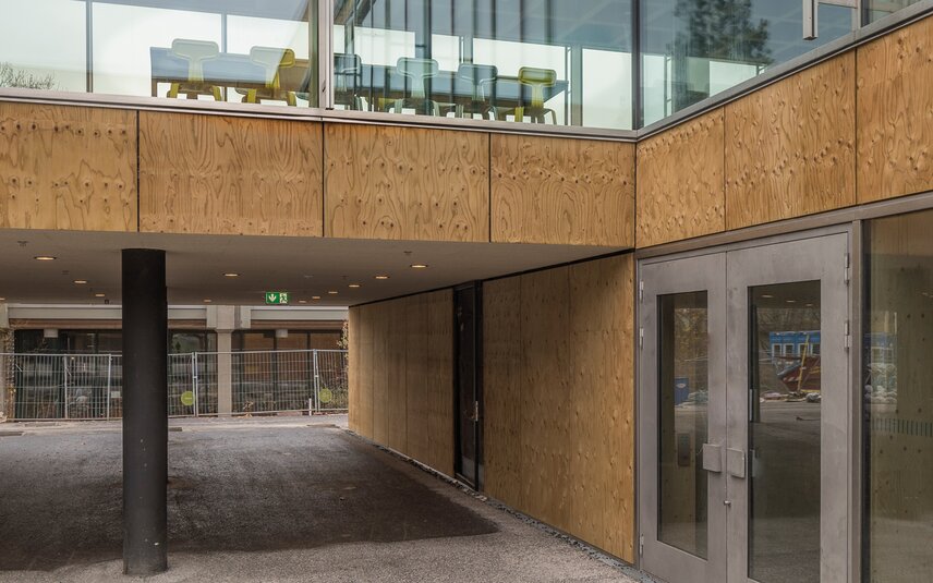 Entrée de bâtiment avec vitre et bois