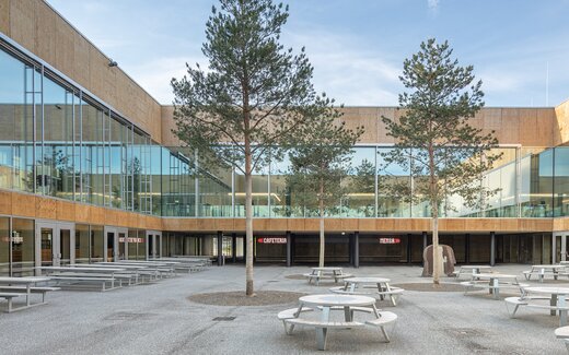 Cour intérieure avec des espaces de repos et des arbres