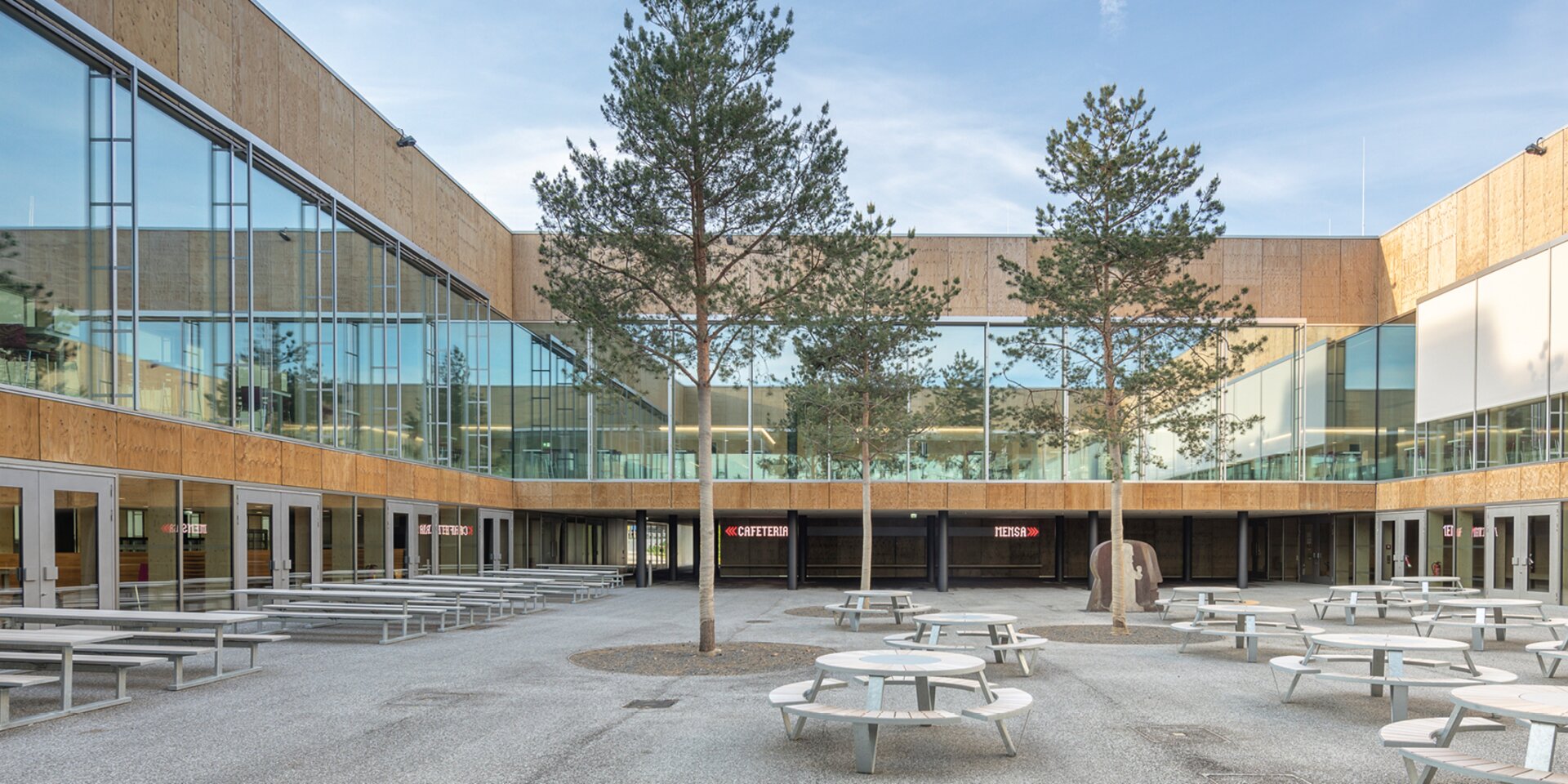 Cour intérieure avec des espaces de repos et des arbres