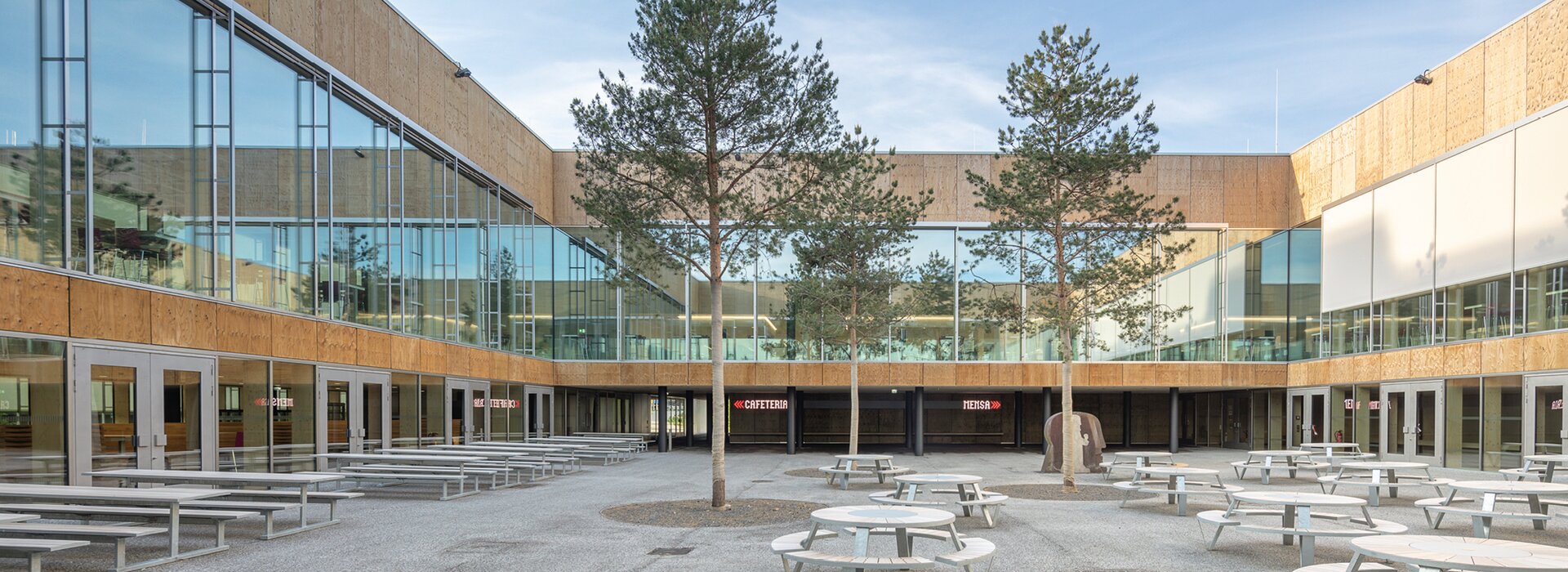 Cour intérieure avec des espaces de repos et des arbres