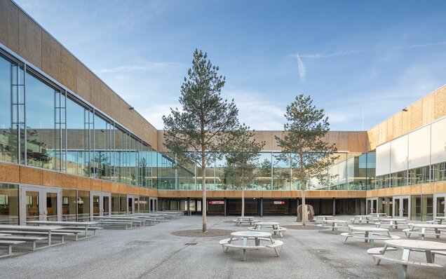 Cour intérieure avec des espaces de repos et des arbres
