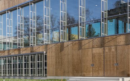 façade vitrée avec bois et portes