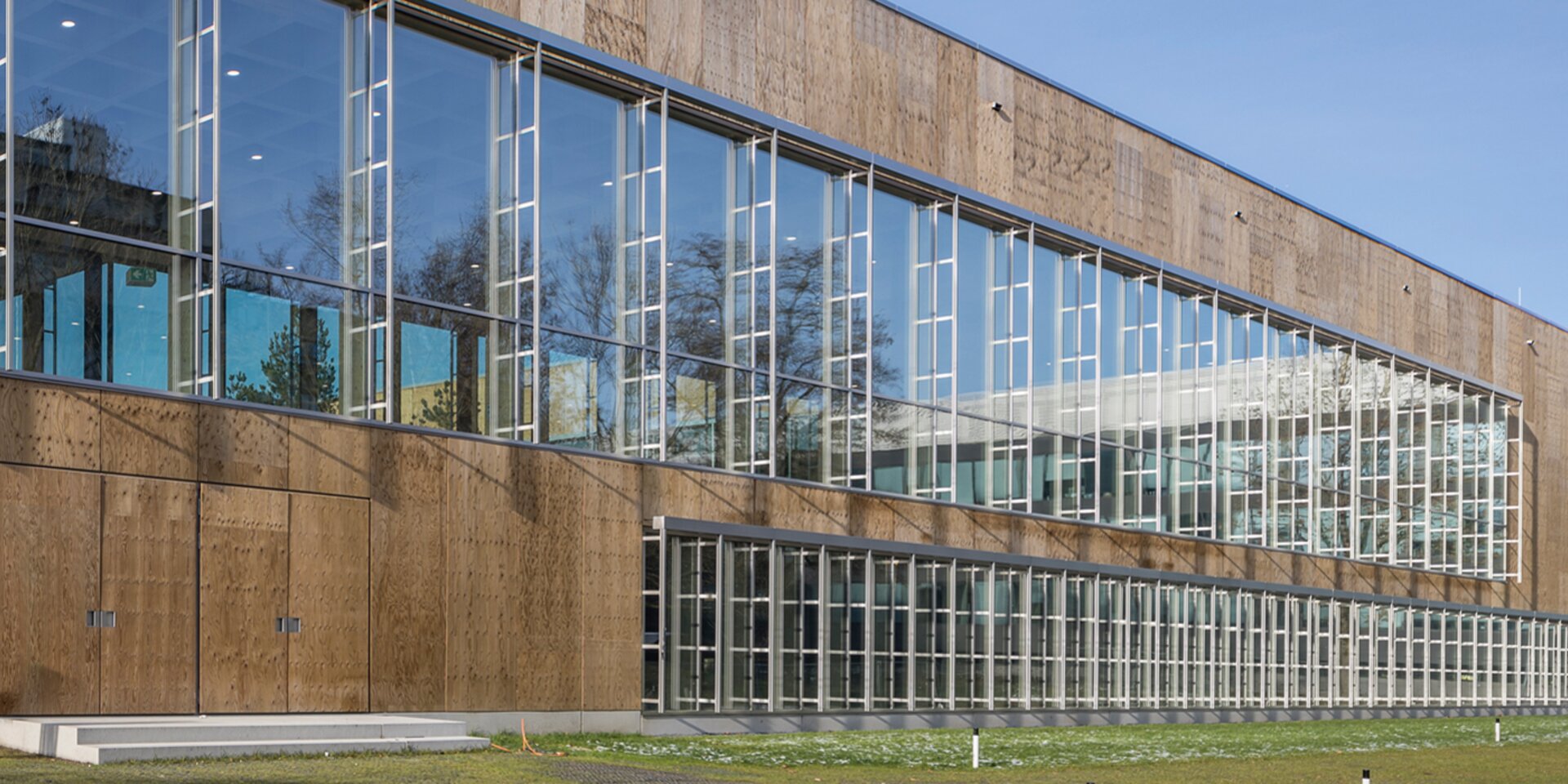 façade vitrée avec bois et portes