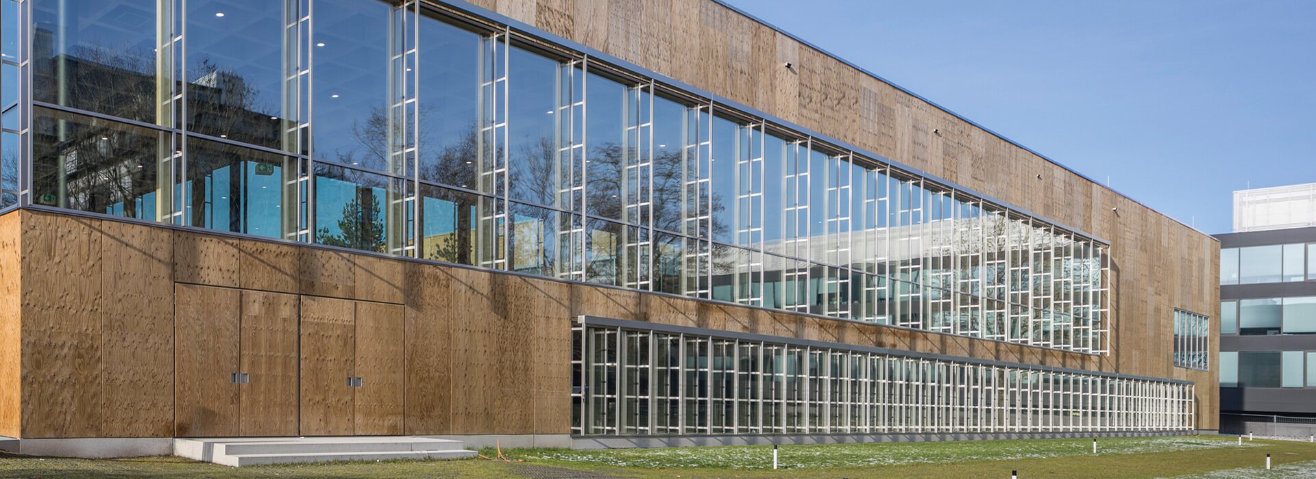 façade vitrée avec bois et portes