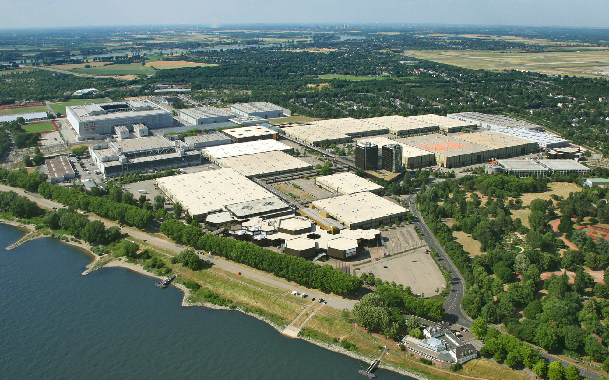 Vue aérienne du bâtiment d'exposition et du parc