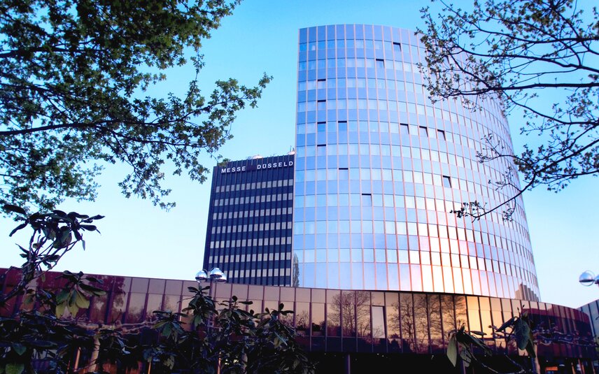 Bâtiment d’exposition avec façade vitrée réfléchissante