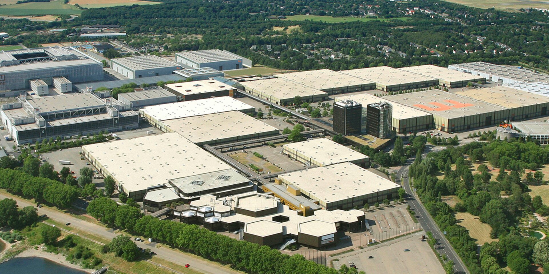 Vue aérienne du bâtiment d'exposition et du parc