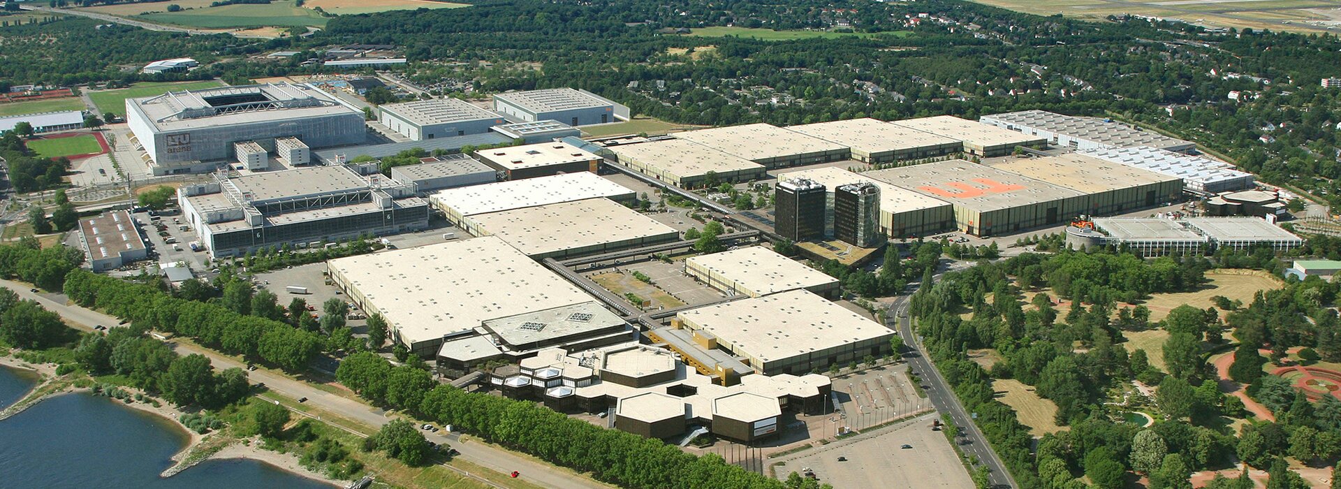 Vue aérienne du bâtiment d'exposition et du parc