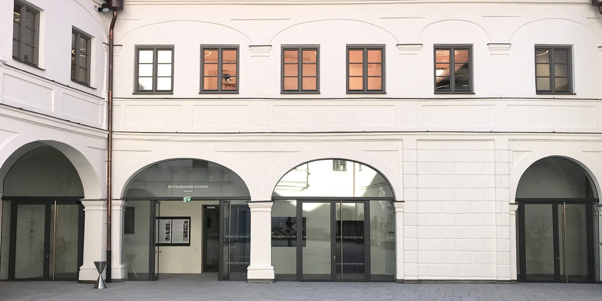 arcades et entrée dans la cour intérieure du château