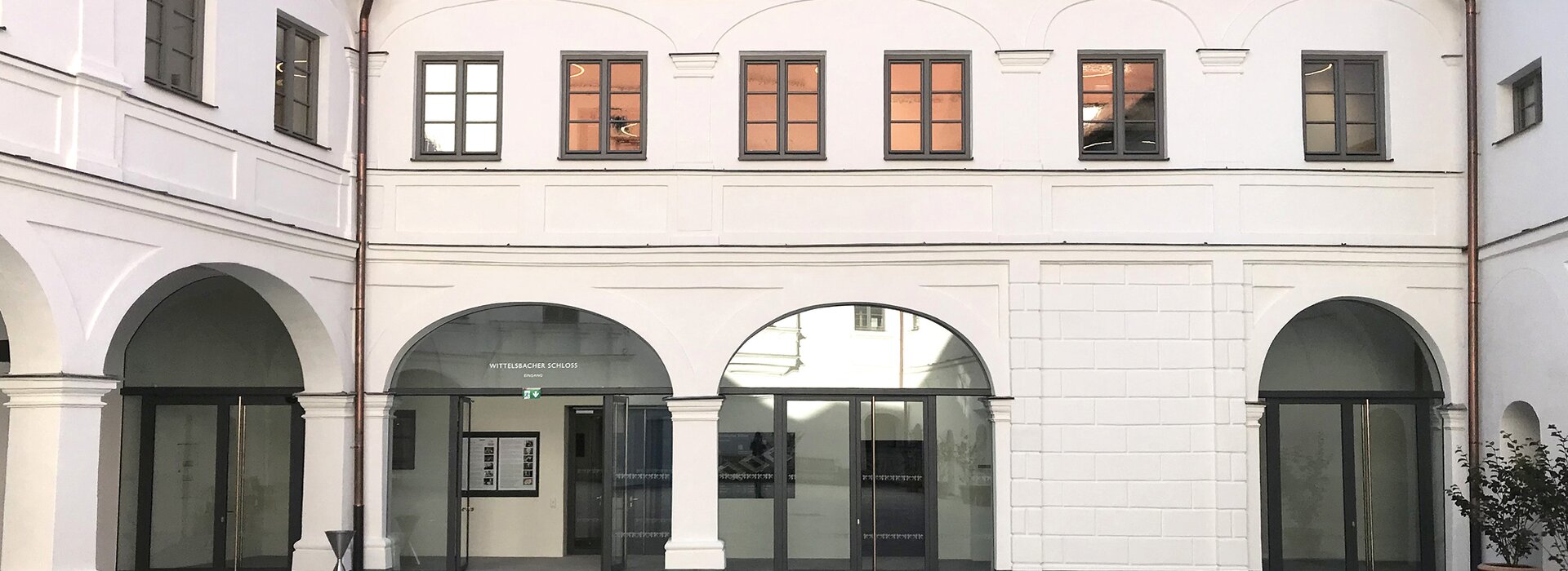 arcades et entrée dans la cour intérieure du château