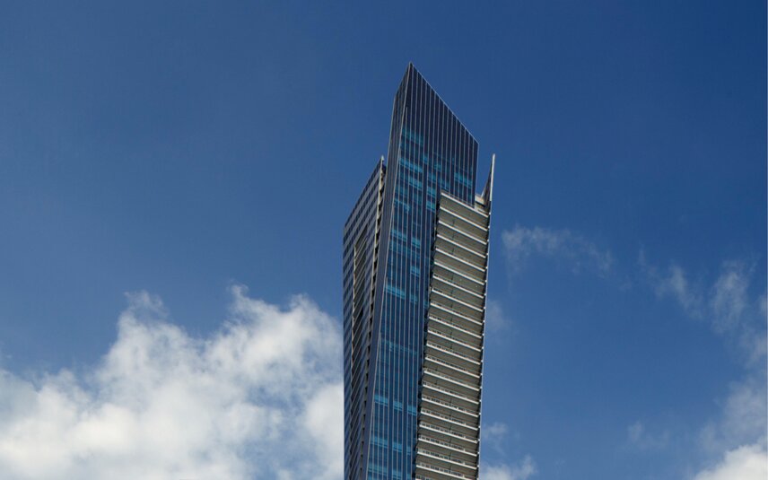 Gratte-ciel moderne avec balcons