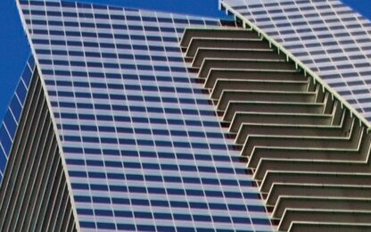 Façade avec vitrage et balcons en gradins