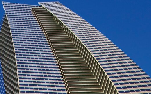 Immeuble de grande hauteur avec façade en verre et ciel bleu