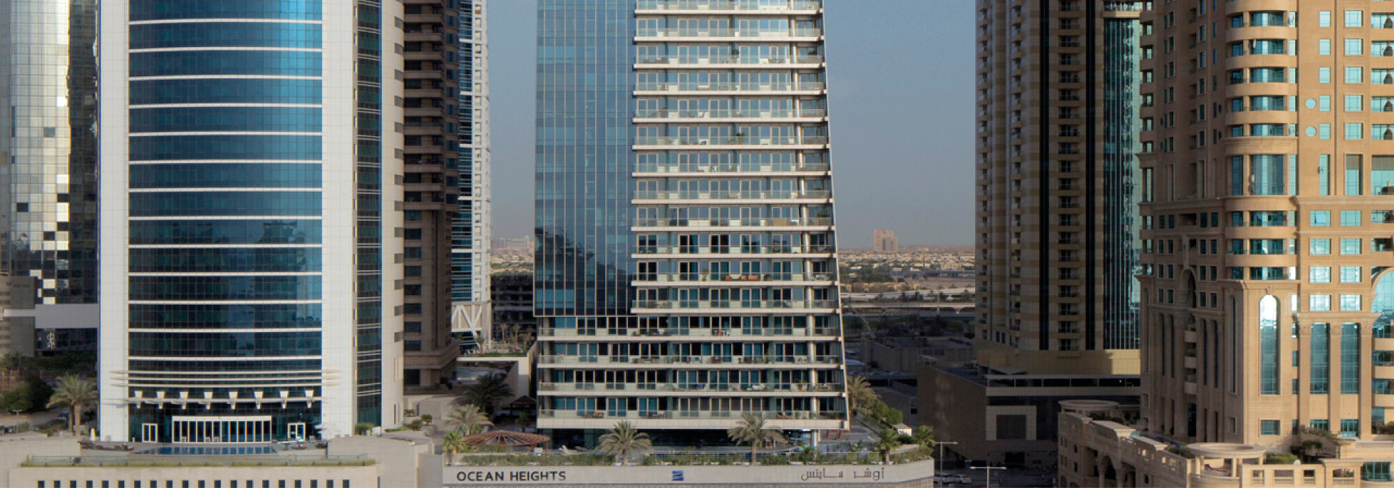 Façades vitrées modernes des gratte-ciel à Dubaï